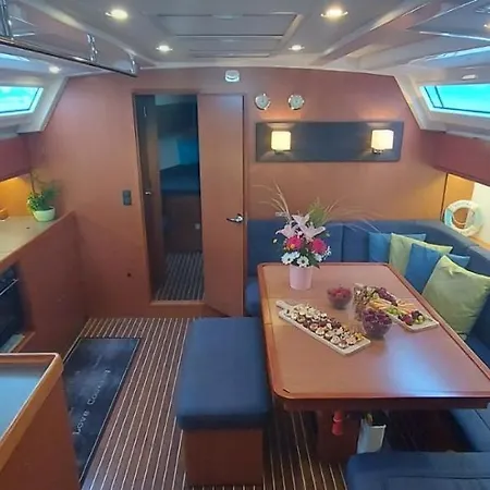 Sailing Yacht Queen Eliza Hotel na wodzie